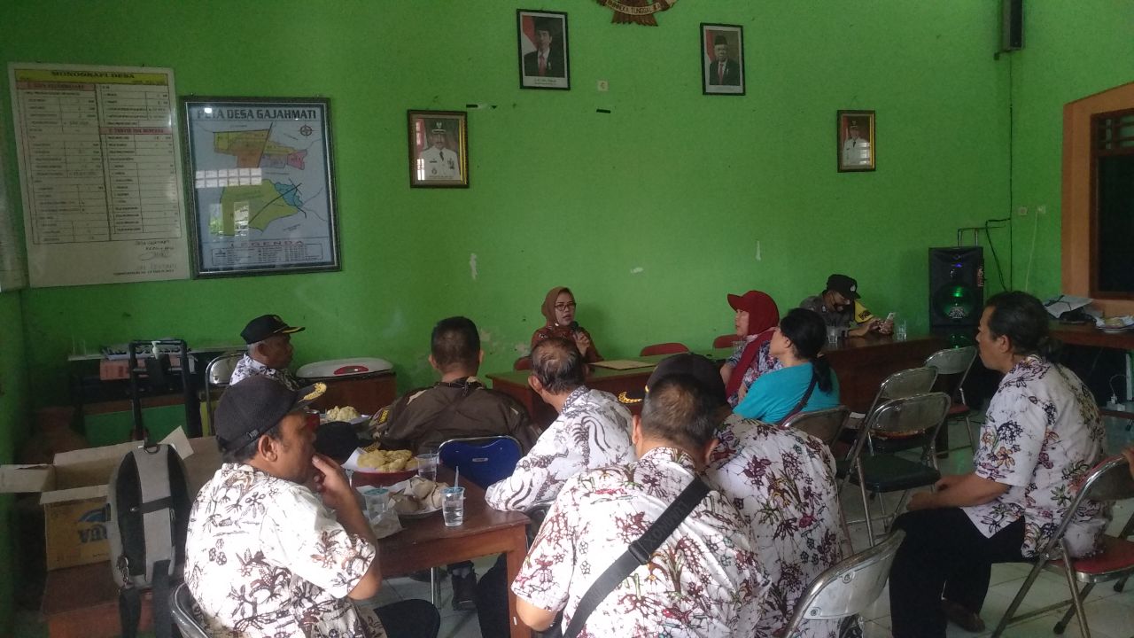 Foto: Suasana Pemberian Hak Jawab Oleh Kades Gajahmati (Sumber: VIND/palevioletred-jellyfish-458835.hostingersite.com)