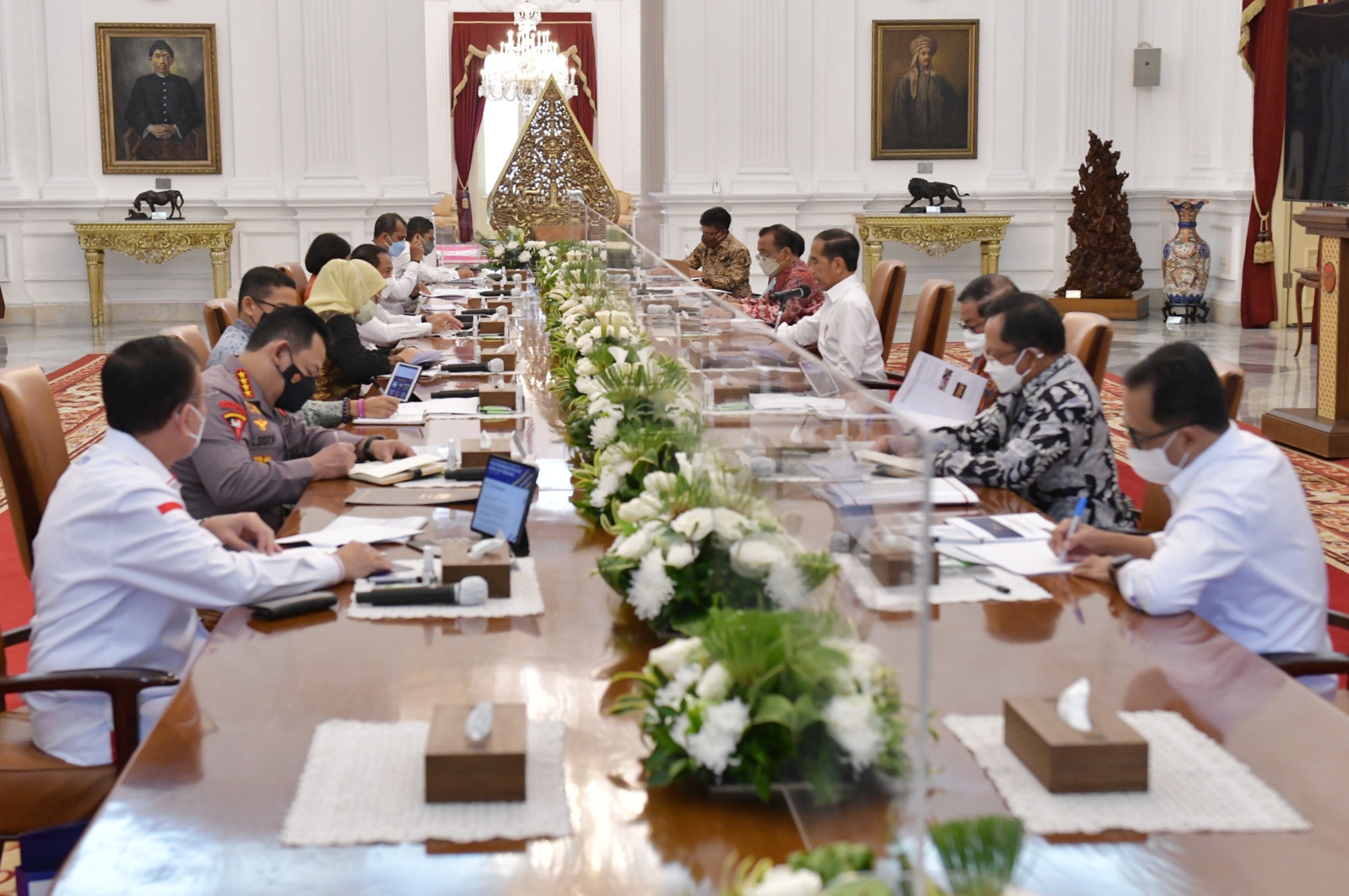 Pimpin Rapat, Jokowi Beri Arahan untuk Sukseskan Piala Dunia U-20