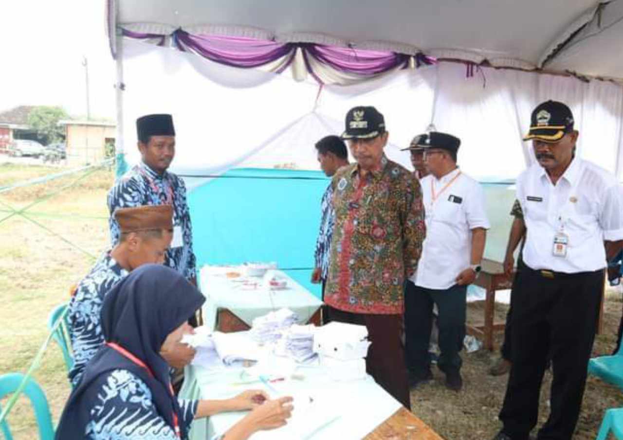 Foto: Bupati Rembang saat meninjau Pilkades 2022/palevioletred-jellyfish-458835.hostingersite.com/Sri Lestari