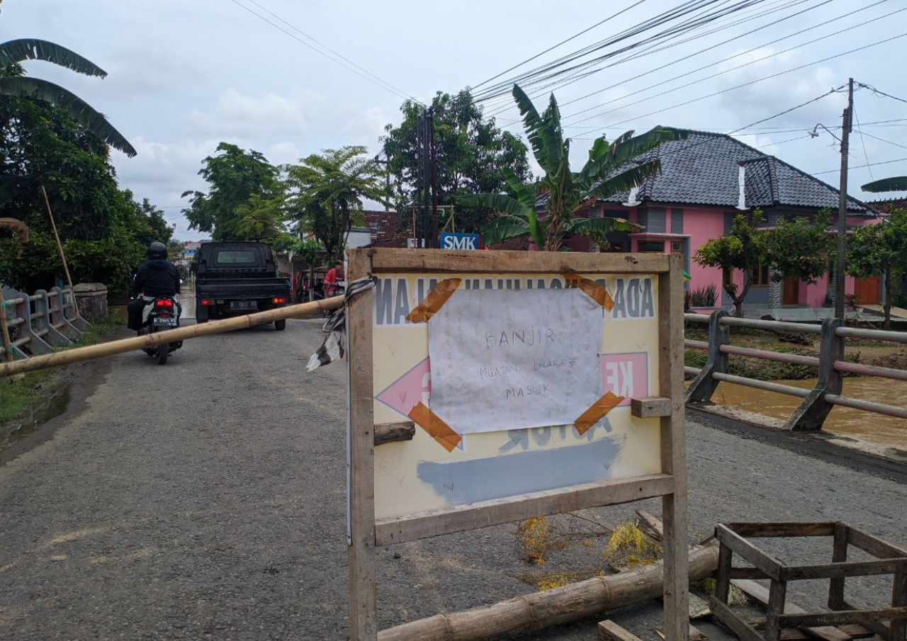 Masih Terendam Banjir, Jalan Utama Penghubung Tambakromo-Gabus Dialihkan