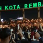 Foto: Suasana Supporter PSIR aksi simpatik sejuta lilin dan doa bersama di Alun-alun Rembang/palevioletred-jellyfish-458835.hostingersite.com/Sri Lestari