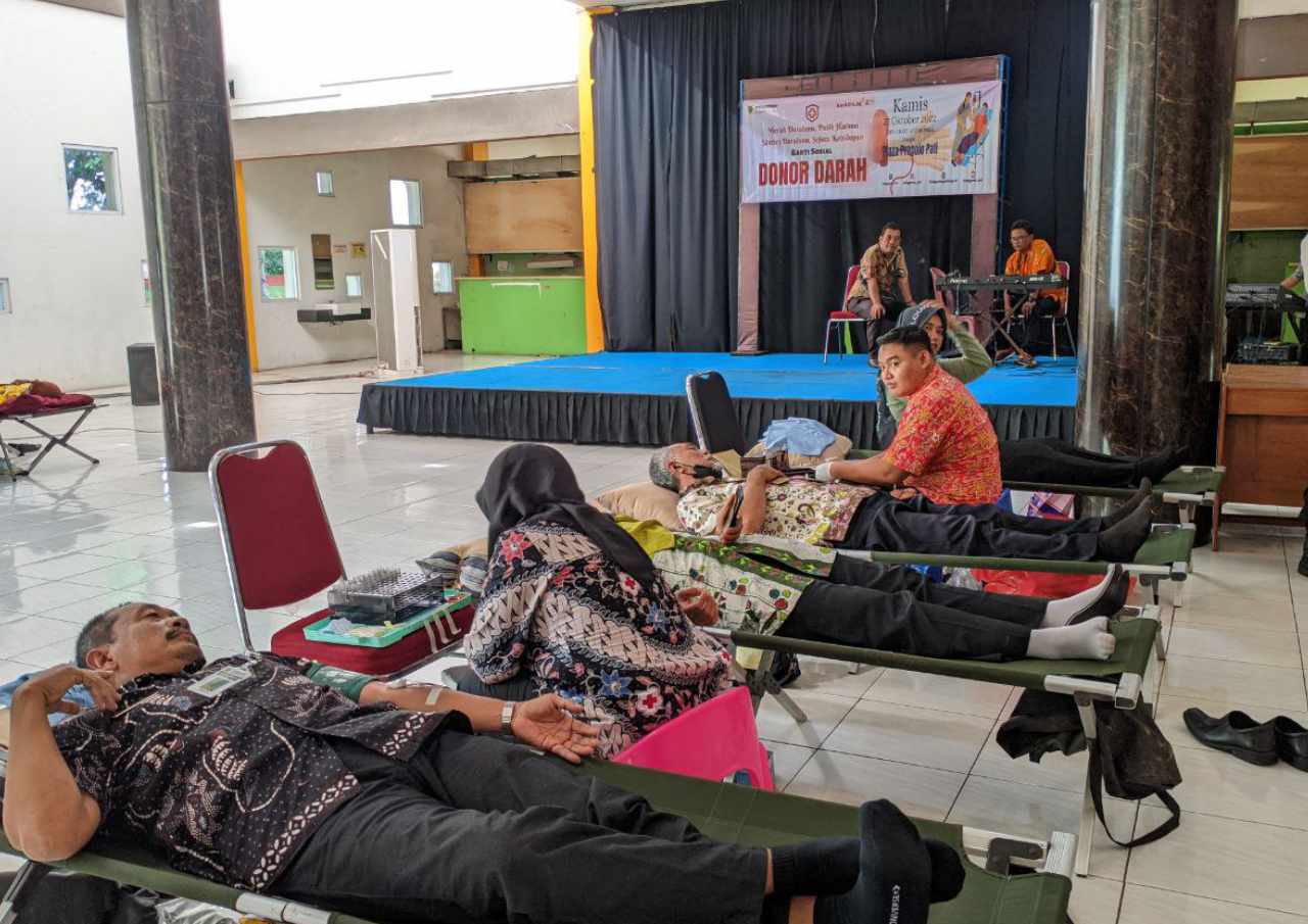 Foto : Suasana Kegiatan Donor Darah yang diselenggarakan oleh Disdagperin Kabupaten Pati (Sumber : palevioletred-jellyfish-458835.hostingersite.com/ Anang SY)