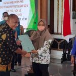 Foto: Pj Bupati Pati Serahkan bantuan dari Baznas Kabupaten Pati kepada Tenaga Perpustakaan/ palevioletred-jellyfish-458835.hostingersite.com/ M. Kafi