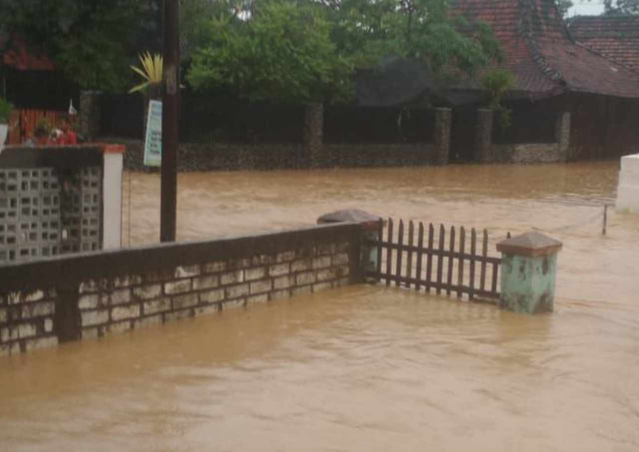 Foto : Kondisi Banjir di wilayah salah satu titik di Desa Kedalingan Kecamatan Tambakromo (Sumber : palevioletred-jellyfish-458835.hostingersite.com/ Anang SY)