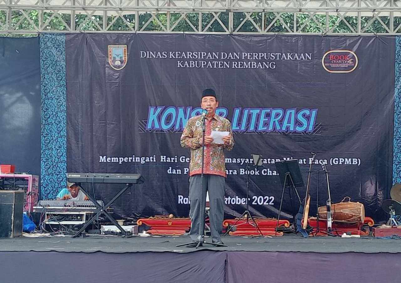 Foto: Bupati Rembang Abdul Hafidz saat sambutan di halaman Taman Rekreasi Pantai (TRP) Kartini/palevioletred-jellyfish-458835.hostingersite.com/Sri Lestari