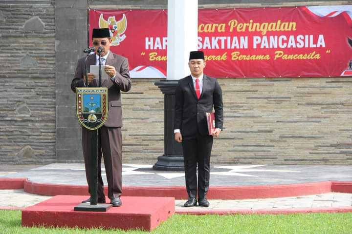 Foto: Bupati Rembang Abdul Hafidz saat menjadi Inspektur Upacara peringati Hari Kesaktian Pancasila di Halaman Kantor Bupati/palevioletred-jellyfish-458835.hostingersite.com/Sri Lestari