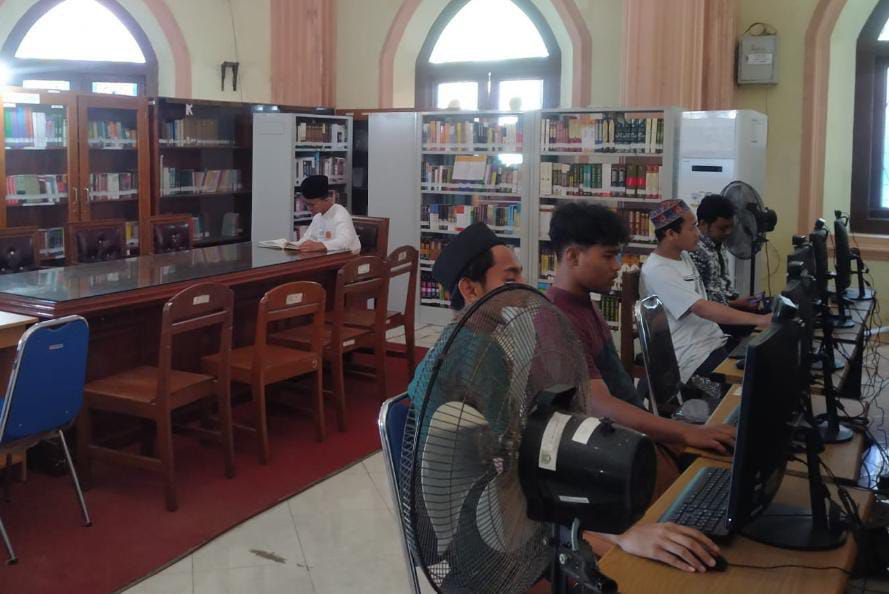 Foto: Suasana pengunjung gunakan layanan internet di perpustakaan umum Rembang /palevioletred-jellyfish-458835.hostingersite.com/Sri Lestari
