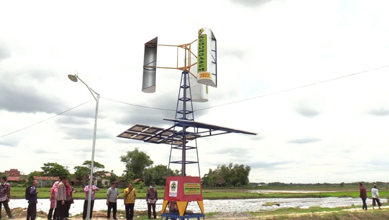 Foto: Keberadaan omah setrum pintar di Jalan Dukuh Kedungwatu, Desa Kedungasem, Kecamatan Sumber Kabupaten Rembang./palevioletred-jellyfish-458835.hostingersite.com/Sri Lestari