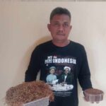 Foto: Wawan Edi Susanto petani asal Desa Pinggan, Kecamatan Bulu saat menunjukkan tembakau miliknya/palevioletred-jellyfish-458835.hostingersite.com/Sri Lestari