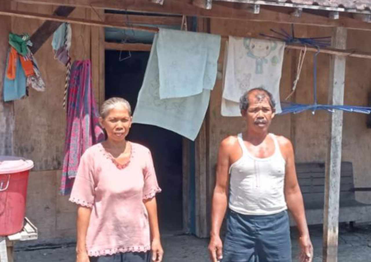 Foto: Sukarlan dan Suwati orang tua korban saat ditemui di kediamannya (Sumber: VIND/palevioletred-jellyfish-458835.hostingersite.com)