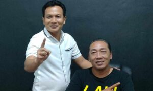 Foto: Joko Sutrisno dan Om Bob saat diwawancarai palevioletred-jellyfish-458835.hostingersite.com (Sumber: VIND/palevioletred-jellyfish-458835.hostingersite.com)
