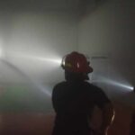Foto: Suasana Petugas Pemadam saat memadamkan api di Gudang Beras/palevioletred-jellyfish-458835.hostingersite.com/Sri Lestari