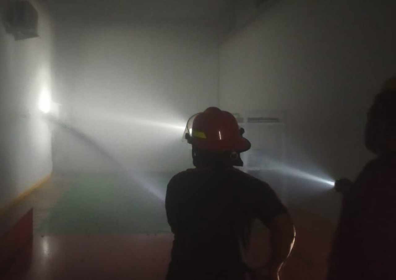 Foto: Suasana Petugas Pemadam saat memadamkan api di Gudang Beras/palevioletred-jellyfish-458835.hostingersite.com/Sri Lestari