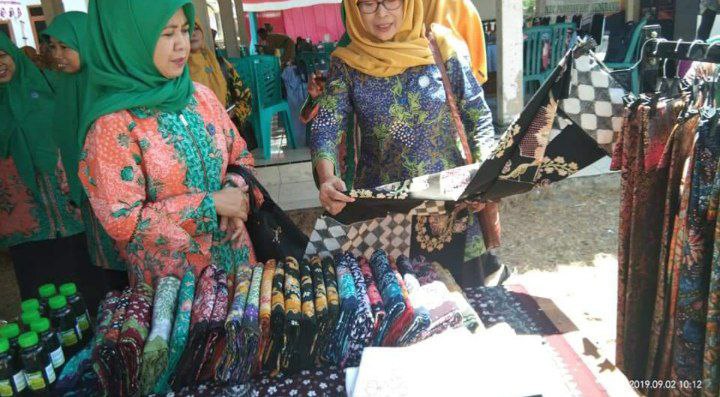 Foto: Bu Hasiroh Hafidz saat memilah Batik Tulis Lasem/palevioletred-jellyfish-458835.hostingersite.com/Sri Lestari