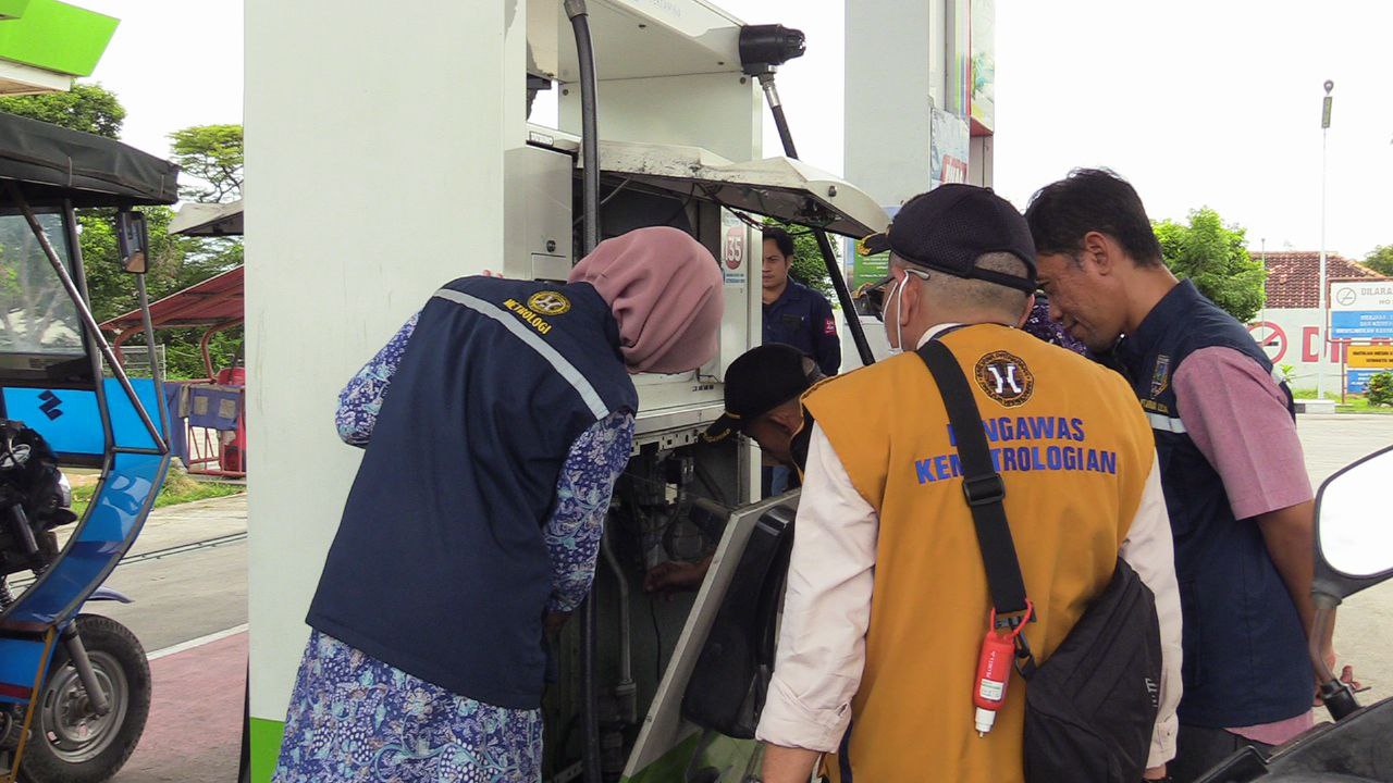 Foto: Suasana Tim Metrologi Kemendag bersama Unit Pelayanan Terpadu (UPT) Metrologi Dinas Perdagangan Koperasi dan UKM (Dindakop-UKM) Kabupaten Rembang berkeliling melakukan tera ulang/palevioletred-jellyfish-458835.hostingersite.com/Sri Lestari