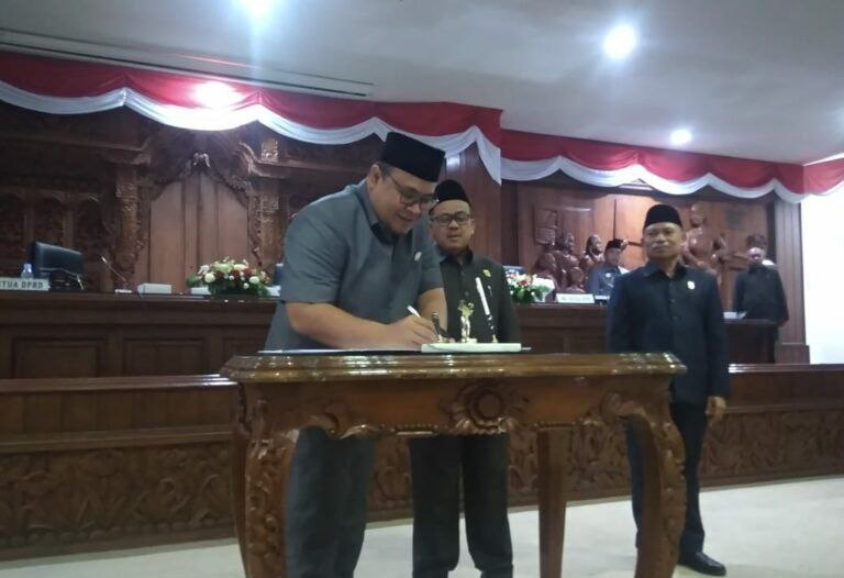 Foto: Ketua DPRD Kabupaten Rembang Supadi dan Wakil Bupati Rembang Mochamad Hanies Cholil Barro' saat mengesahkan Raperda/palevioletred-jellyfish-458835.hostingersite.com/Sri Lestari