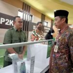 Foto: Bupati Rembang Abdul Hafidz dan Kepala DPMPTSP Kabupaten Rembang, Imung Tri Wijayanti beserta jajarannya saat meninjau klas instansi MPP/palevioletred-jellyfish-458835.hostingersite.com/Sri Lestari