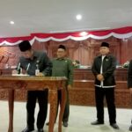 Foto: Bupati Rembang Abdul Hafidz dan Ketua DPRD Kabupaten Rembang Supadi saat pendatangaan kesepakatan Perda APBD tahun 2023/palevioletred-jellyfish-458835.hostingersite.com/Sri Lestari