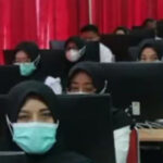 Foto: Suasana peserta saat akan melaksanakan tes kompetensi CAT di Poltekkes Kemenkes Surakarta /palevioletred-jellyfish-458835.hostingersite.com/Sri Lestari