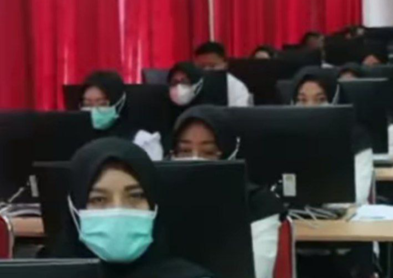 Foto: Suasana peserta saat akan melaksanakan tes kompetensi CAT di Poltekkes Kemenkes Surakarta /palevioletred-jellyfish-458835.hostingersite.com/Sri Lestari
