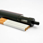 Foto: ilustrasi rokok batangan dan elektrik (Sumber: iStock)