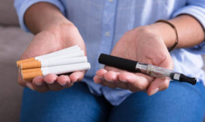 Foto: Ilustrasi vape dan rokok (Sumber: iStock)