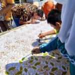 Foto: Para penyandang disabilitas diajari mencanting batik/palevioletred-jellyfish-458835.hostingersite.com/Sri Lestari