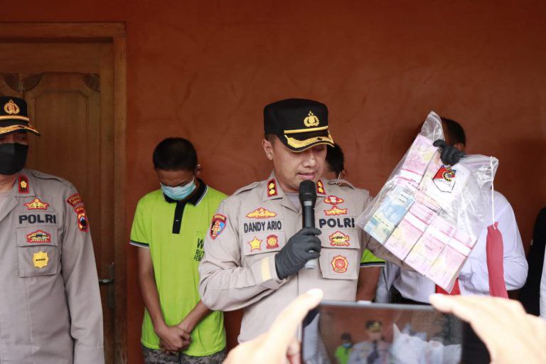 Foto: Sat Reskrim Polres Rembang saat gelar perkara kasus penipuan uang/palevioletred-jellyfish-458835.hostingersite.com/Sri Lestari