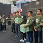 Foto: Penyerahan Bantuan oleh Pemkab Rembang kepada perwakilan penyandang disabilitas/palevioletred-jellyfish-458835.hostingersite.com/Sri Lestari