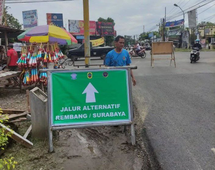 Foto: Dishub saat memasang rambu jalur alternatif (Sumber: vind/palevioletred-jellyfish-458835.hostingersite.com)