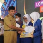 Foto: Bupati Rembang Abdul Hafidz dan Wakil Bupati Rembang Mochamad Hanies Cholil Barro' saat menyerahkan penghargaan kepada peserta yang berhasil juara/palevioletred-jellyfish-458835.hostingersite.com/Sri Lestari