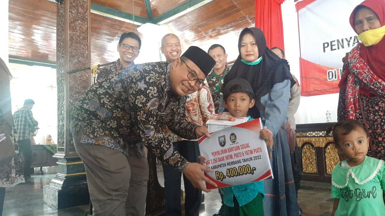 Foto: Wakil Bupati Rembang Mochamad Hanies Cholil Barro' bersama Plt Kepala Dinsos PPKB Prapto Raharjo saat santuni anak yatim di Pendopo Musium RA Kartini/palevioletred-jellyfish-458835.hostingersite.com/Sri Lestari