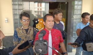 Foto: Nimerodi Gulo Saat Memberikan Keterangan Kepada Awak Media (Sumber: vind/palevioletred-jellyfish-458835.hostingersite.com)