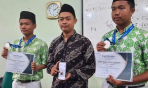 Foto: siswa MA Salafiyah Kajen sedang menunjukkan aplikasi Saka Instant/ palevioletred-jellyfish-458835.hostingersite.com