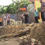 Foto: Tim BPBD Provinsi bersama BPBD Rembang meninjau lokasi tanah gerak di desa Sumberjo Kecamatan Rembang/palevioletred-jellyfish-458835.hostingersite.com/Sri Lestari