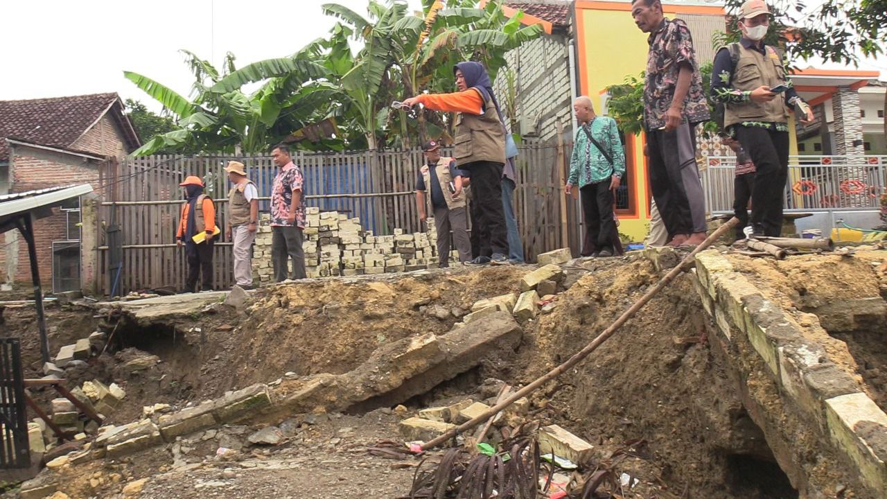 Foto: Tim BPBD Provinsi bersama BPBD Rembang meninjau lokasi tanah gerak di desa Sumberjo Kecamatan Rembang/palevioletred-jellyfish-458835.hostingersite.com/Sri Lestari