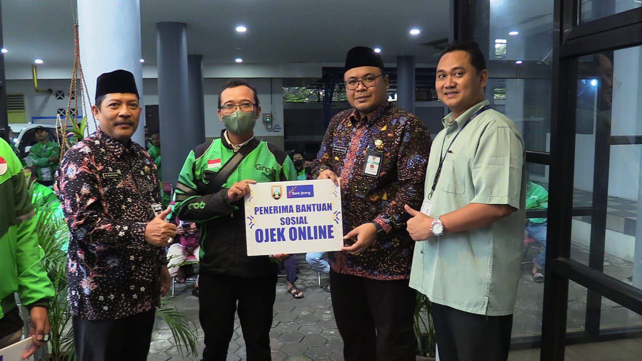 Foto: Wakil Bupati Rembang Mochamad Hanies Cholil Barro' bersama Kepala Dinas Perdagangan Koperasi dan UKM (Dindagkop-UKM) saat menyerahkan bantuan sosial ke pengemudi ojek di kantor Bank Jateng cabang Rembang/palevioletred-jellyfish-458835.hostingersite.com/Sri Lestari