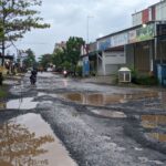 Foto : Kondisi Jalan Gabus-Tambakromo tepatnya Dukuh Paras Desa Tanjunganom yang kembali rusak pasca dilakukan pengaspalan (Sumber : palevioletred-jellyfish-458835.hostingersite.com/ Anang SY)
