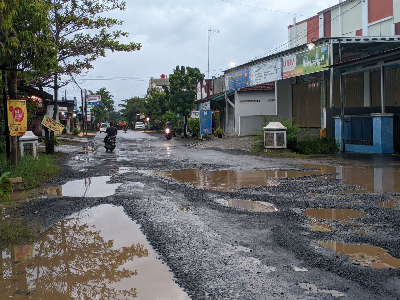Foto : Kondisi Jalan Gabus-Tambakromo tepatnya Dukuh Paras Desa Tanjunganom yang kembali rusak pasca dilakukan pengaspalan (Sumber : palevioletred-jellyfish-458835.hostingersite.com/ Anang SY)