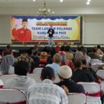Foto: Haryanto saat berkonsolidasi dengan para relawan (Sumber: vind/palevioletred-jellyfish-458835.hostingersite.com)