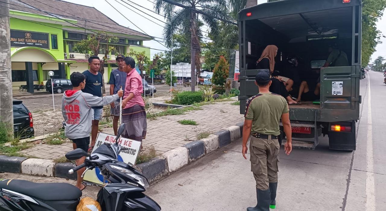 Bantu Mobilitas Warga Terdampak Banjir, Satpol P3KP Pekalongan Siapkan Armada dan Perahu Karet
