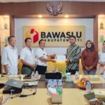 Bawaslu Pati Berikan Akreditasi 2 Lembaga Pemantau Pemilu