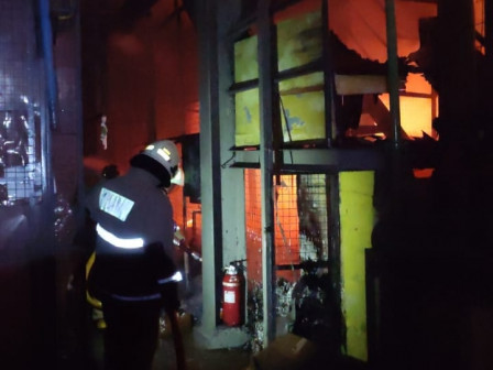 Pabrik di Kebon Jeruk Jakarta Terbakar, 80 Personel Damkar Dikerahkan