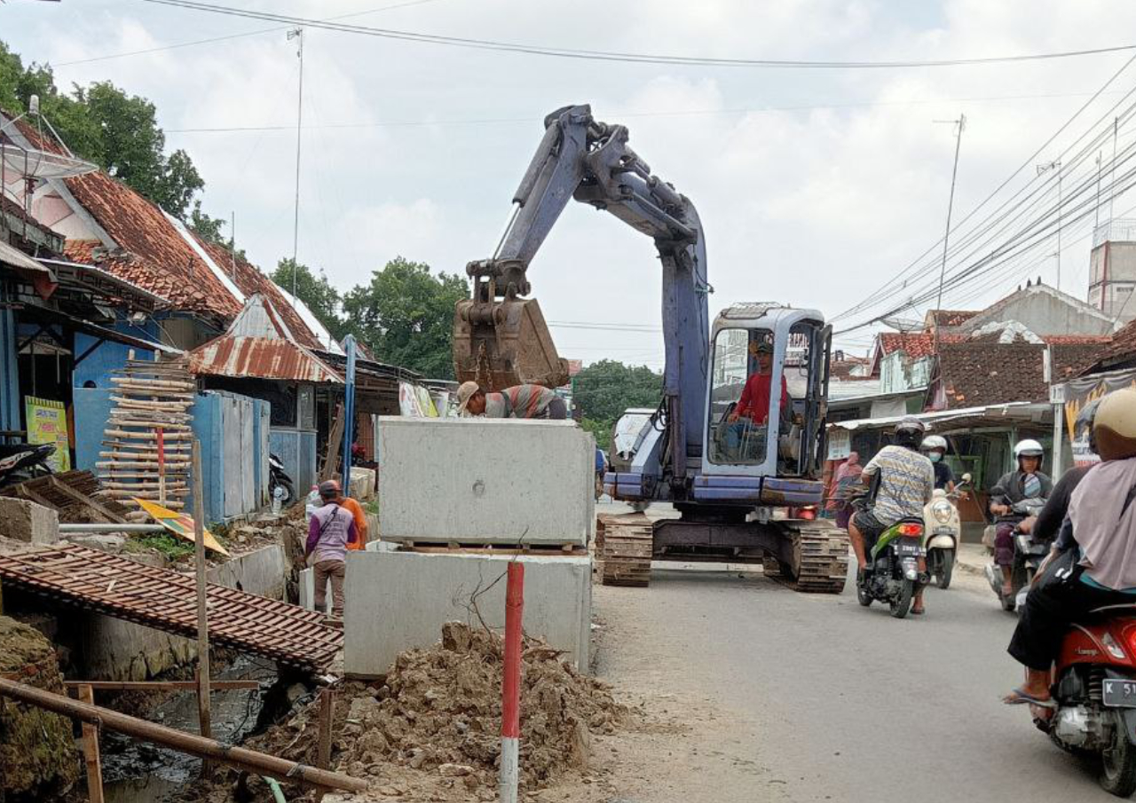 Foto: Pengerjaan drainase jalan Slamet Riyadi Rembang Kota/palevioletred-jellyfish-458835.hostingersite.com/Sri Lestari