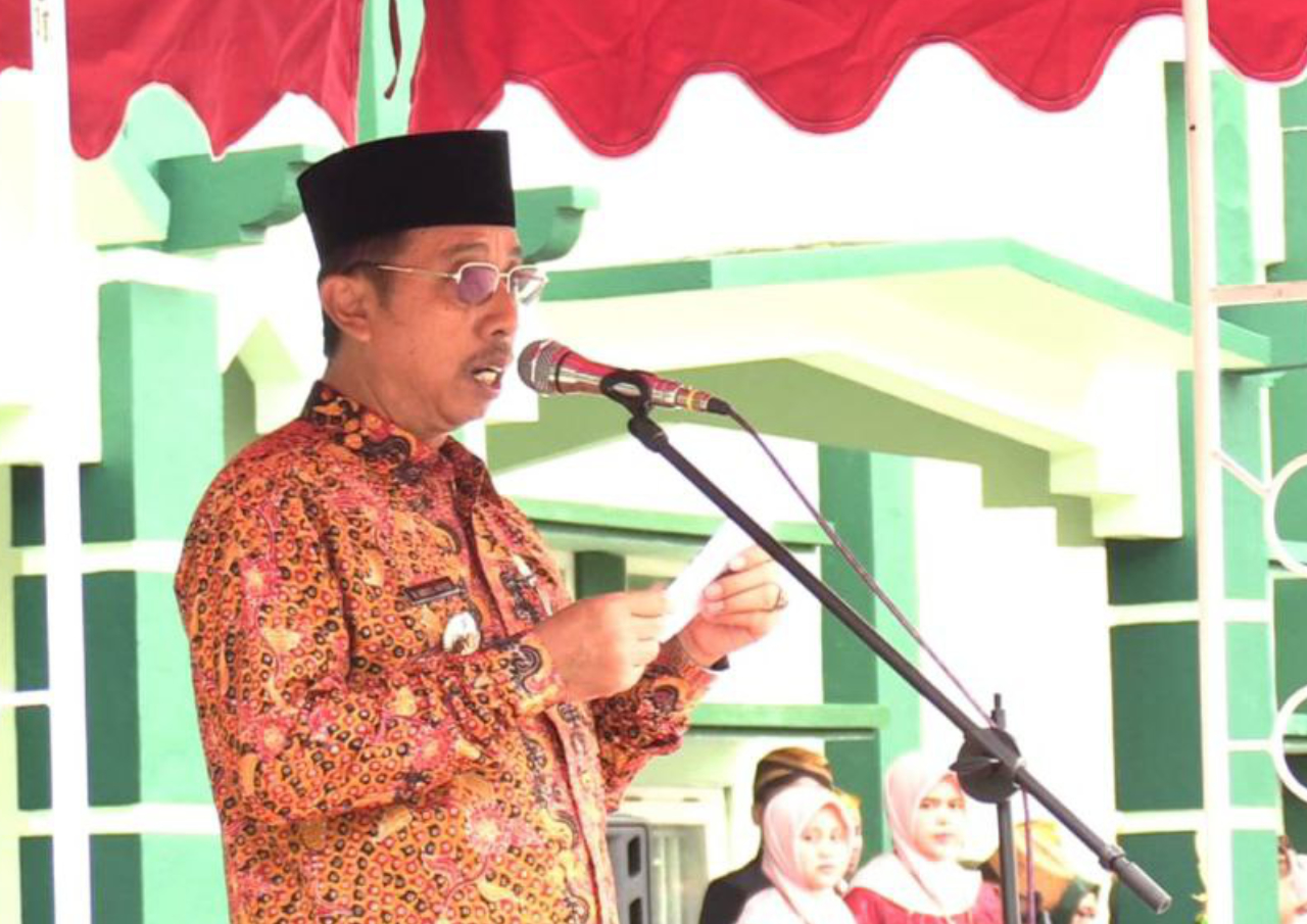 Foto: Bupati Rembang Abdul Hafidz saat menjadi inspektur upacara dalam peringatan Hari Amal Bakti (HAB) ke-77 di halaman Man 2 Rembang/palevioletred-jellyfish-458835.hostingersite.com/Sri Lestari