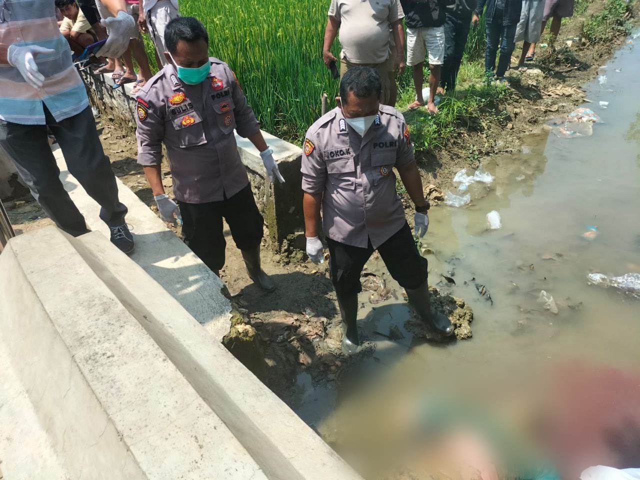 Foto: Mayat di area makam Syeh jangkung saat dievakuasi (sumber:vind/mitrapost)