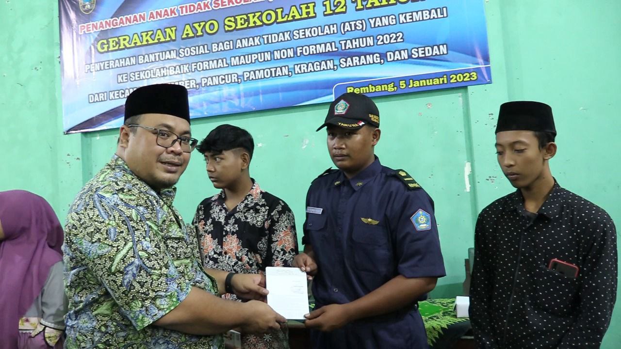 Foto: Wakil Bupati Muhammad Hanies Cholil Barro' saat menyerahkan bantuan/palevioletred-jellyfish-458835.hostingersite.com/Sri Lestari
