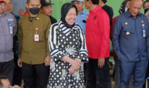 Foto: Tri Rismaharini saat diwawancarai awak media (sumber:vind/mitrapost)