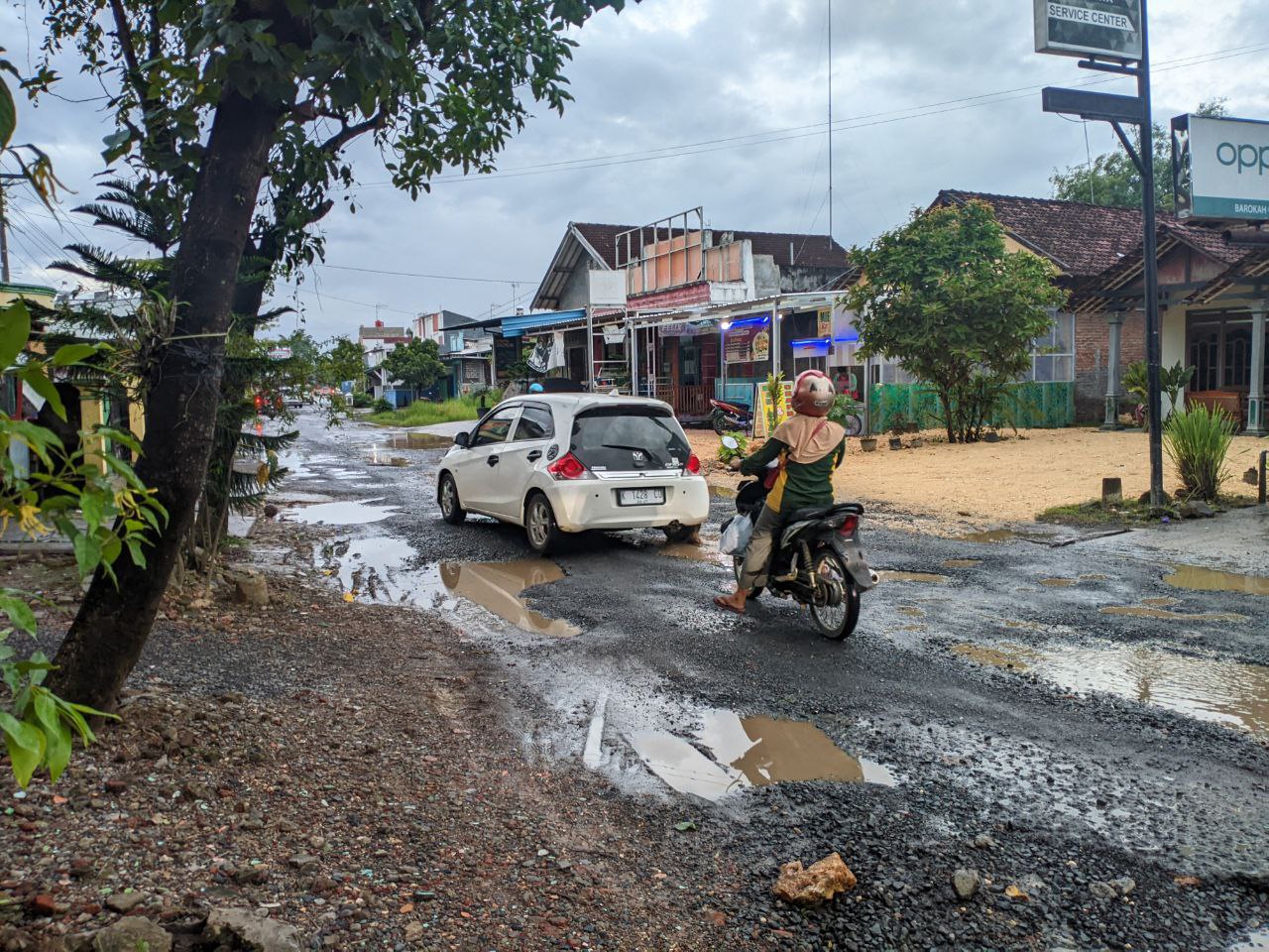 Foto : Ilustrasi kondisi kerusakan di jalan Gabus-Tambakromo tepat di depan minimarket Dukuh Paras Desa Tanjunganom (Sumber : palevioletred-jellyfish-458835.hostingersite.com/ Anang SY)