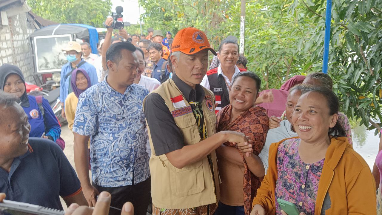 Foto: Ganjar saat menyambangi korban banjir di Doropayung (sumber:vind/mitrapost)